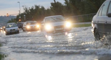 Snažno nevrijeme popodne zahvatilo Sloveniju, a najgore tek slijedi