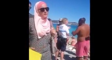 Francuska policija provodi u djelo zabranu 'burkinija' na plaži