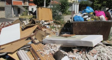 Smeće, gradsko komunalno poduzeće, u ulici Augusta Šenoe , mostarac bez dlake na jeziku 