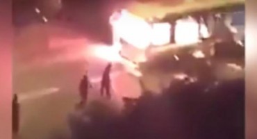 Uz povike 'Alahu ekber' zapalili autobus
