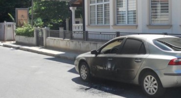 Državljani Crne Gore i Kosova osumnjičeni za paljevinu Renaulta u Mostaru