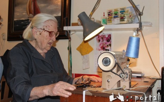 Ljubušanka Dara Jurić s 94 godine još uvijek radi i jedina je krojačica u Trpnju