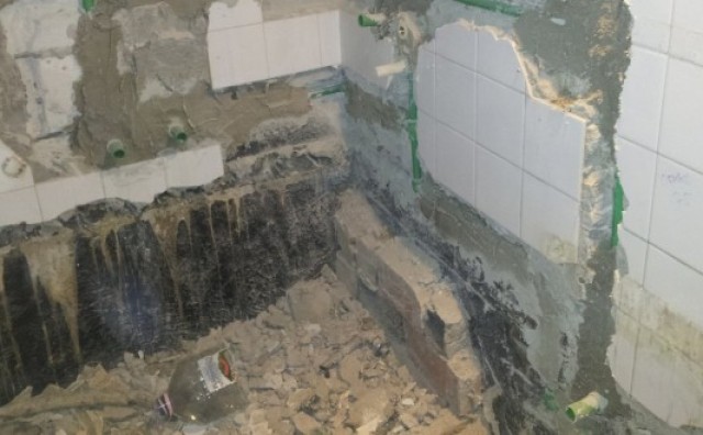 Mostarka renovirala kupatilo i ispod kade našla bombe