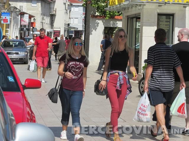 Mostar: Lijepe žene prolaze kroz grad