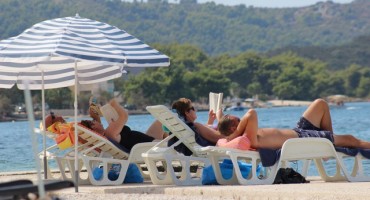 Šok na Makarskoj rivijeri: U hotel prepun gostiju, koji je bio rasprodan, upala Carinska uprava pa ga zatvorila