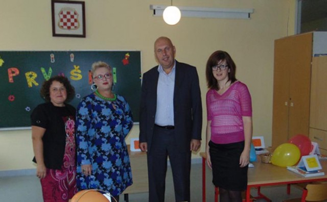 Tomislav Bošnjak-Matić posjetio osnovne škole i darivao učenike školskim priborom