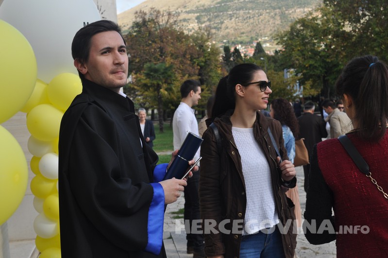 Pogledajte zanimljive fotografije nakon završetka svečane ceremonije dodjele diploma studentima medicine u Mostaru