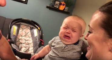 Preslatka ljubomorna beba plače svaki put kada se njeni roditelji poljube