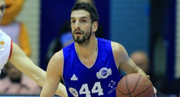 Prvo je protivnika usred utakmice primio u 'kravatu, a onda trenera opalio šakom u glavu!