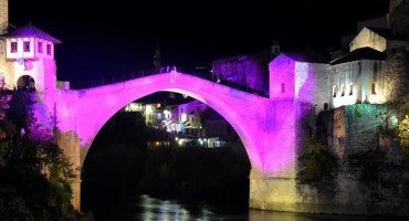 Stari most zasjao ružičasto i pridružio se borbi protiv karcinoma dojke