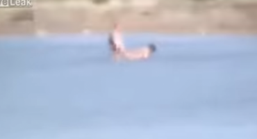 Snimili seks usred dana na prepunoj plaži