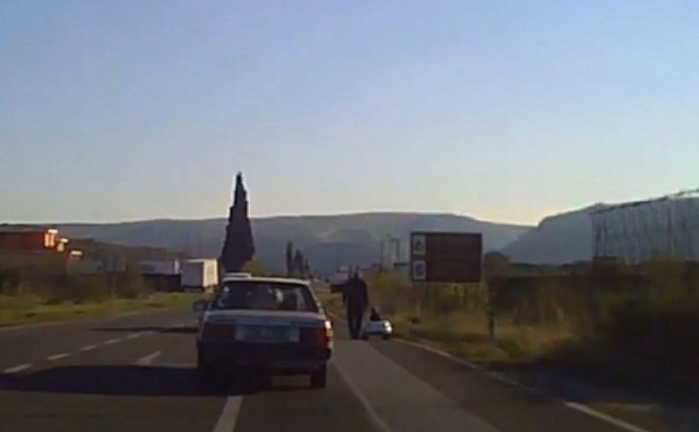 Mostar: Dijete vozi autić po magistralnoj cesti M17