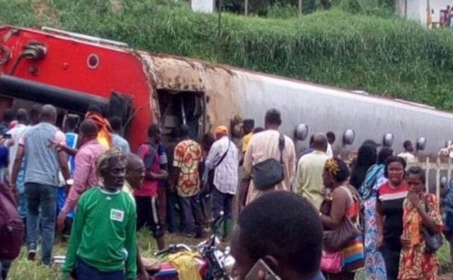 Vlak iskočio iz tračnica, 53 osobe poginule