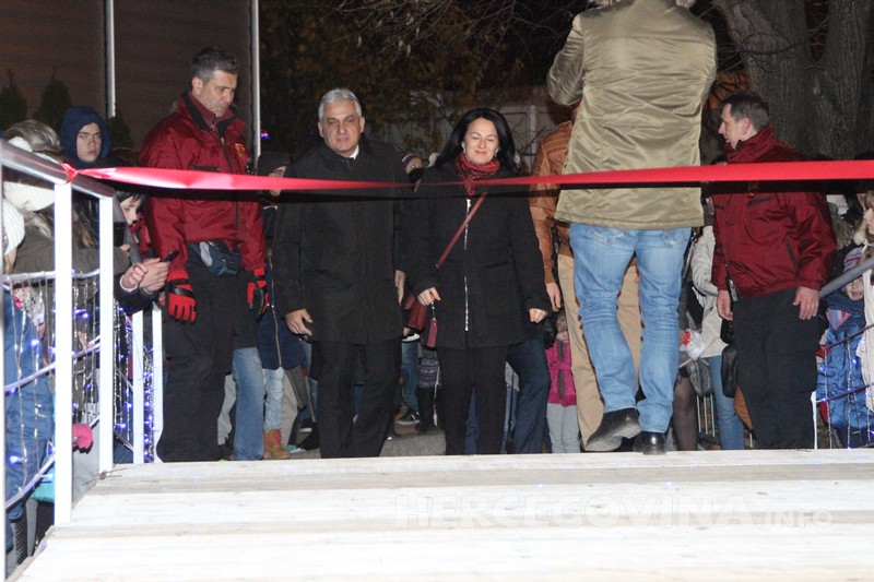 Svečano otvoren dugoočekivani božićni sajam - Advent u Mostaru