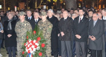 Mostar: Polaganje vijenaca u spomen hrvatskim braniteljima ispred Hrvatskog doma hercega Stjepana Kosače