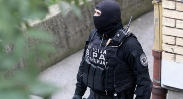 Zaplijenjeno 10 kilograma ekploziva, oružje i droga