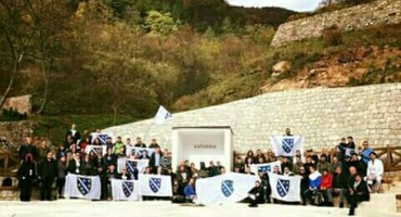 Antidaytonisti prije mise ušli u dvorište crkve i mahali ratnim zastavama Armije BiH