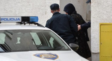 Policiji prijavila muža nasilnika, a onda premlatila dvojicu policajaca koji su joj došli pomoći