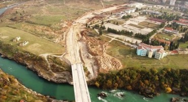 Mostar: Probijena cesta od novoizgrađenog mosta na Neretvi do puta za Sarajevo