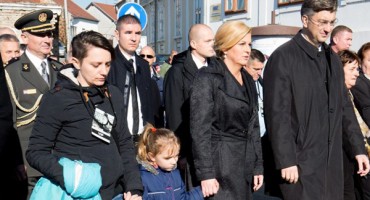 U Koloni sjećanja brojni branitelji, gosti i cijeli državni vrh, stiglo na desetke tisuća ljudi