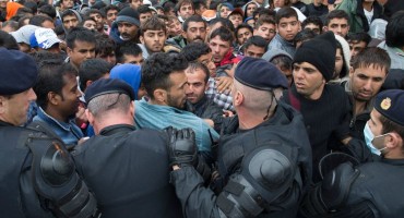 DRAMA NA HRVATSKO-SRPSKOJ GRANICI Migranti u Šidu probili policijsku blokadu