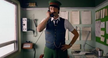 Još jedna preslatka reklama: Adrien Brody spašava Božić