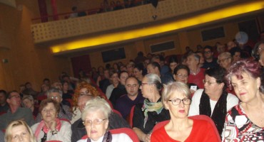 mrtve ribe plivaju na ledjima