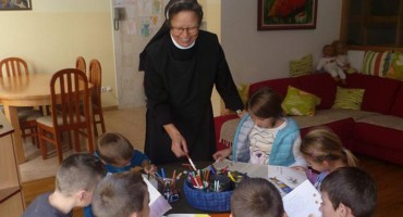 Časne sestre pružaju roditeljsku ljubav za 23 djece