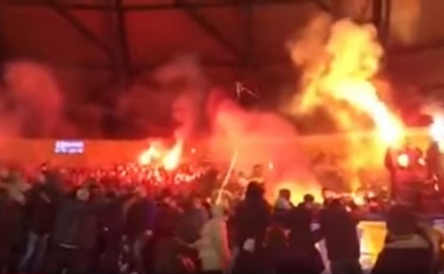Ukrajinski navijači zapalili zastavu Srbije