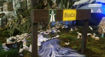 Mostar: Neobične jaslice upozoravaju na odlazak mladih iz BiH