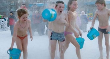 Šokantan video: Djeca koja se kupaju ledenom vodom na snijegu