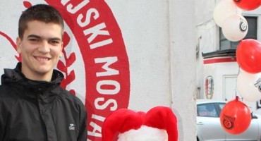 Navijači Zrinjskog sa Djedom Božićnjakom i darovima obradovali mališane