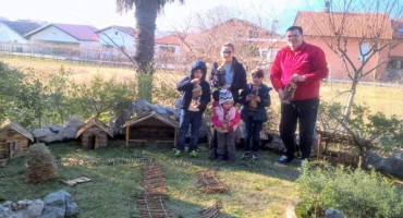 Godinama izrađuje jaslice koje zauzmu cijelo dvorište