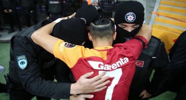 Nogometaš Galatasaraya nakon gola izgrlio policajce na stadionu