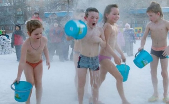 Šokantan video: Djeca koja se kupaju ledenom vodom na snijegu