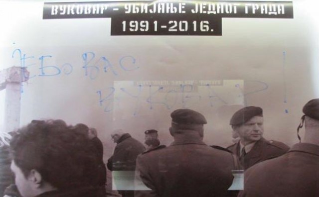 U Novom Sadu divljački uništena izložba fotografija o razaranju Vukovara