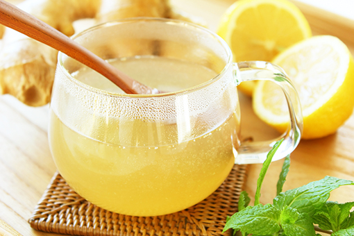 Limunada s medom i đumbirom protiv grlobolje