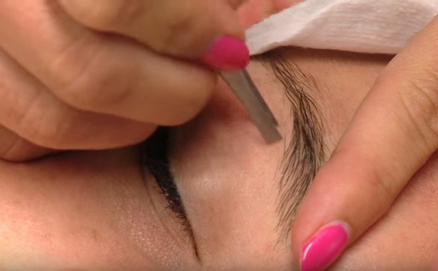 Kako pravilno ukloniti dlačice: Pinceta je najjednostavnije, ali opasno rješenje