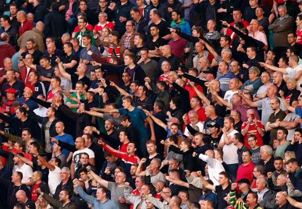 Navijač Manchester Uniteda srušio se na utakmici i umro