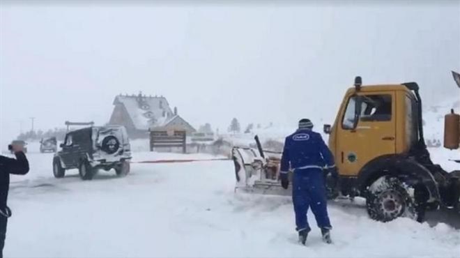Vozač iz Širokog Brijega Mercedesom izvlači ralicu iz snijega na Blidinju