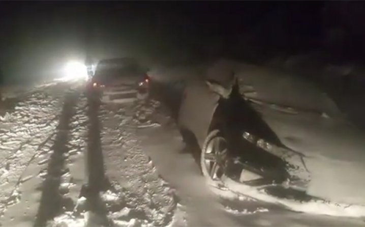 Snijeg opet zameo Hrvatsku, orkanski vjetar blokirao ceste