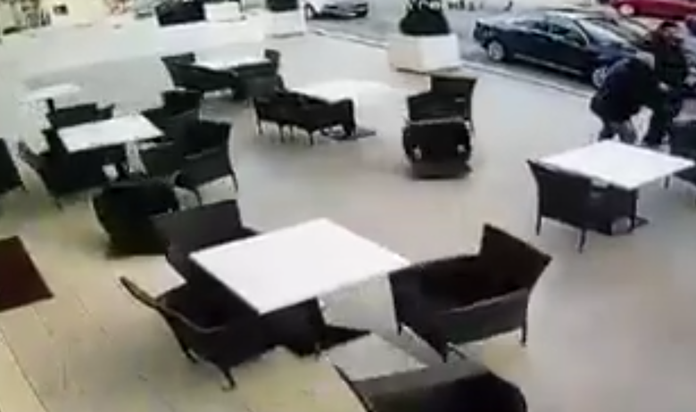 HIT DANA NA FACEBOOKU Pogledajte kako je bura u Makarskoj 'počistila' stolove i natjerala prolaznike u bijeg