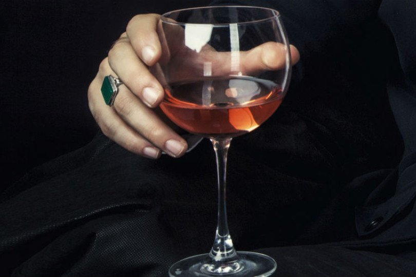 Najveća greška kod držanja vinske čaše koju mnogi čine
