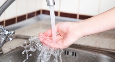 Ne treba paničariti, evo što može značiti drhtanje ruku...