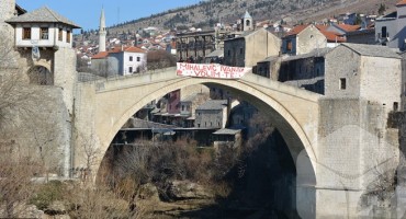 Transparent na Starom mostu u Mostaru: Ivana volim te