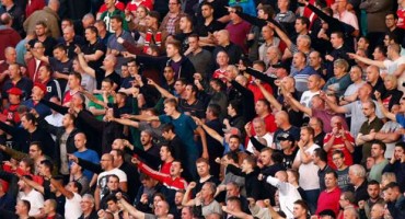 Navijač Manchester Uniteda srušio se na utakmici i umro