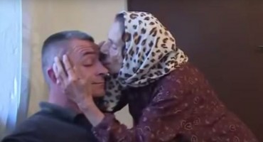 Starica iz Bosne koja  ljudima liže oči postala svjetski hit