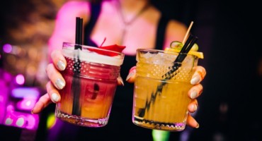 Konobar se sjajno snašao kada je shvatio da je muškarac djevojci podmetnuo drogu za silovanje!