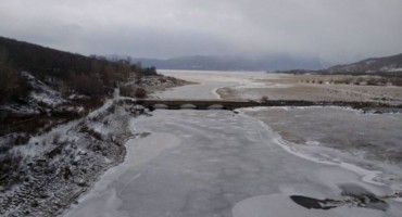 Buško jezero okovano ledom 