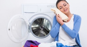 Odjeću samo potrpate u perilicu za pranje? Evo što radite krivo